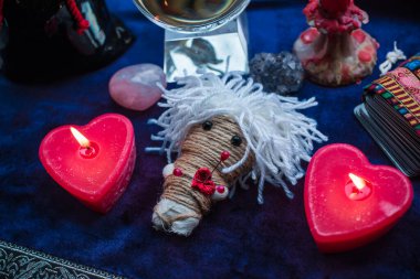Pagan büyüsü kavramı, voodoo. Sihirli el yapımı oyuncak bebek. Oyuncak bebekli büyücülük.. 