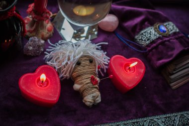 Pagan büyüsü kavramı, voodoo. Sihirli el yapımı oyuncak bebek. Oyuncak bebekli büyücülük.. 