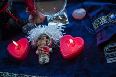 Pagan büyüsü kavramı, voodoo. Sihirli el yapımı oyuncak bebek. Oyuncak bebekli büyücülük.. 