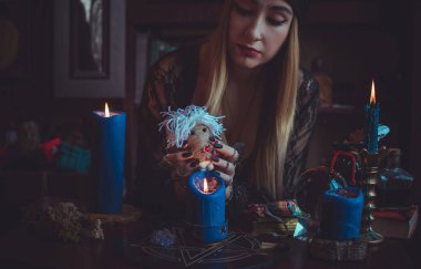 Pagan büyüsü kavramı, voodoo. Sihirli el yapımı oyuncak bebek. Oyuncak bebekli büyücülük.. 