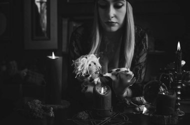 Pagan büyüsü kavramı, voodoo. Sihirli el yapımı oyuncak bebek. Oyuncak bebekli büyücülük.. 