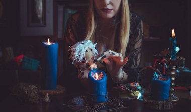 Pagan büyüsü kavramı, voodoo. Sihirli el yapımı oyuncak bebek. Oyuncak bebekli büyücülük.. 