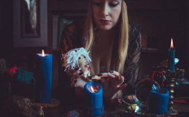 Pagan büyüsü kavramı, voodoo. Sihirli el yapımı oyuncak bebek. Oyuncak bebekli büyücülük.. 