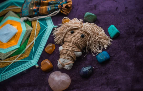 Pagan büyüsü kavramı, voodoo. Sihirli el yapımı oyuncak bebek. Oyuncak bebekli büyücülük.. 