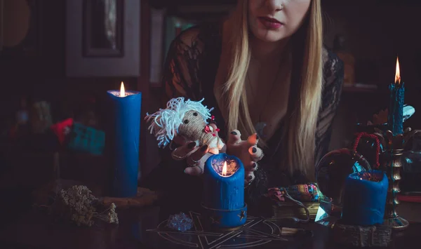 异教魔法的概念 神奇的手工娃娃 带有娃娃的巫术 — 图库照片