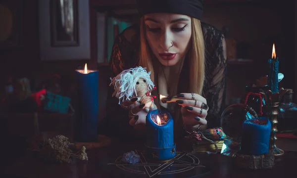 异教魔法的概念 神奇的手工娃娃 带有娃娃的巫术 — 图库照片