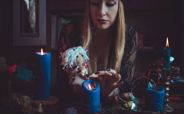 Koncept Pohanské Magie Voodoo Magická Ručně Vyrobená Panenka Čarodějnictví Panenkou — Stock fotografie
