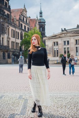 Eski Avrupa 'da bir kadın, tatil ve seyahat zamanı. Kıyafet ve manzarada klasik tarz. Almanya 'ya yolculuk