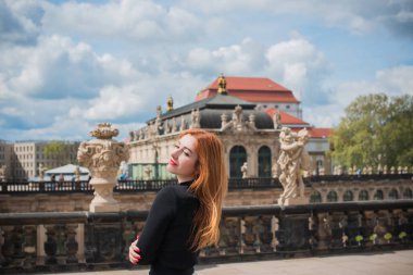 Eski Avrupa 'da bir kadın, tatil ve seyahat zamanı. Kıyafet ve manzarada klasik tarz. Almanya 'ya yolculuk