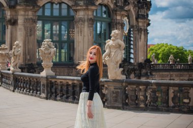Eski Avrupa 'da bir kadın, tatil ve seyahat zamanı. Kıyafet ve manzarada klasik tarz. Almanya 'ya yolculuk