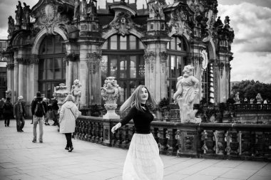 Eski Avrupa 'da bir kadın, tatil ve seyahat zamanı. Kıyafet ve manzarada klasik tarz. Almanya 'ya yolculuk