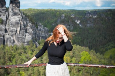 Turizm konsepti, oldukça romantik bir kadın dağlardaki güzel manzaraya, Sakson İsviçre 'deki tatile bakıyor.