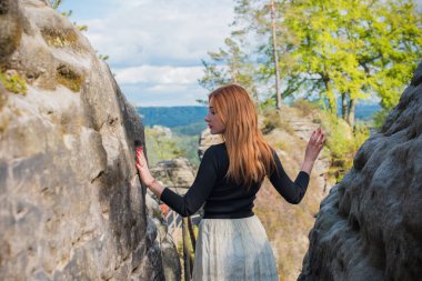 Turizm konsepti, oldukça romantik bir kadın dağlardaki güzel manzaraya, Sakson İsviçre 'deki tatile bakıyor.