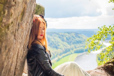 Turizm konsepti, oldukça romantik bir kadın dağlardaki güzel manzaraya, Sakson İsviçre 'deki tatile bakıyor.