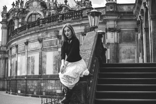 Eski Avrupa 'da bir kadın, tatil ve seyahat zamanı. Kıyafet ve manzarada klasik tarz. Almanya 'ya yolculuk