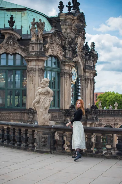 老欧洲的女人 假期和旅行时间 古色古香的服装和景色 德国之行 — 图库照片