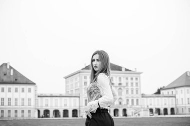 Turizm konsepti. Güzel kadın bahçeye bakar. Almanya 'da Tatil