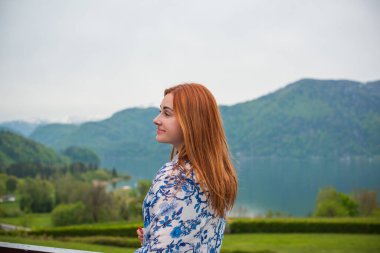 Doğada güzel bir kadın, tatil ve seyahat zamanı. Avusturya 'ya yolculuk