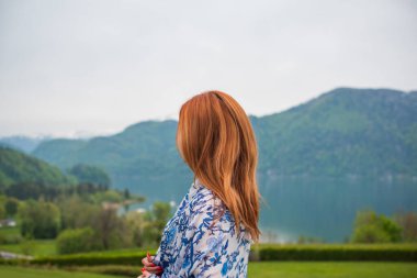 Doğada güzel bir kadın, tatil ve seyahat zamanı. Avusturya 'ya yolculuk