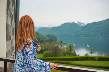 Doğada güzel bir kadın, tatil ve seyahat zamanı. Avusturya 'ya yolculuk
