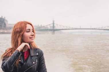 Avrupa 'da turizm, tatil konsepti. Güzel bir kadın şehrin merkezindeki caddelerin manzarasına bakar. Budapeşte 'ye yolculuk