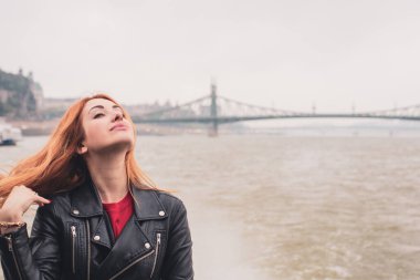 Avrupa 'da turizm, tatil konsepti. Güzel bir kadın şehrin merkezindeki caddelerin manzarasına bakar. Budapeşte 'ye yolculuk