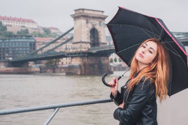 Avrupa 'da turizm, tatil konsepti. Güzel bir kadın şehrin merkezindeki caddelerin manzarasına bakar. Budapeşte 'ye yolculuk