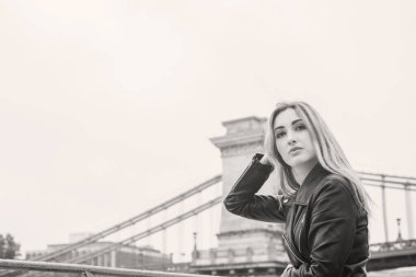 Avrupa 'da turizm, tatil konsepti. Güzel bir kadın şehrin merkezindeki caddelerin manzarasına bakar. Budapeşte 'ye yolculuk