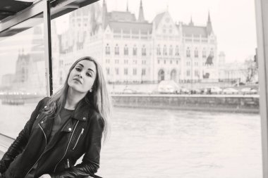 Avrupa 'da turizm, tatil konsepti. Güzel bir kadın şehrin merkezindeki caddelerin manzarasına bakar. Budapeşte 'ye yolculuk