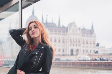 Avrupa 'da turizm, tatil konsepti. Güzel bir kadın şehrin merkezindeki caddelerin manzarasına bakar. Budapeşte 'ye yolculuk