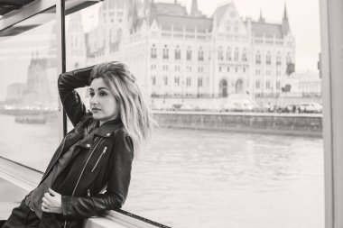 Avrupa 'da turizm, tatil konsepti. Güzel bir kadın şehrin merkezindeki caddelerin manzarasına bakar. Budapeşte 'ye yolculuk