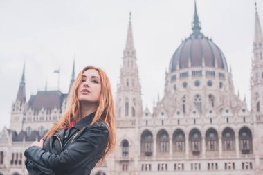 Avrupa 'da turizm, tatil konsepti. Güzel bir kadın şehrin merkezindeki caddelerin manzarasına bakar. Budapeşte 'ye yolculuk