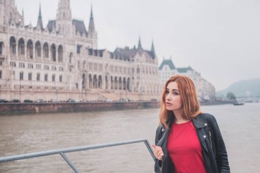 Avrupa 'da turizm, tatil konsepti. Güzel bir kadın şehrin merkezindeki caddelerin manzarasına bakar. Budapeşte 'ye yolculuk