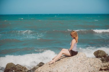 Seyahat ve macera zamanı. Yunanistan 'da tatilde güzel bir kadın, dinlenme zamanı.