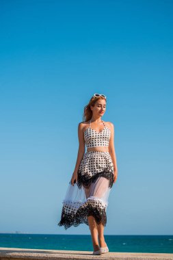 Seyahat ve macera zamanı. Yunanistan 'da tatilde güzel bir kadın, dinlenme zamanı.