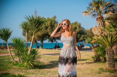 Seyahat ve macera zamanı. Yunanistan 'da tatilde güzel bir kadın, dinlenme zamanı.