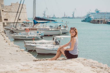 Seyahat ve macera zamanı. Yunanistan 'da tatilde güzel bir kadın, dinlenme zamanı.