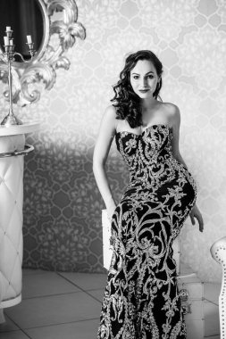 Akşam elbisesi konsepti, şık bir tarz. Gece elbiseli kadın. Hanımlar için kıyafetler, ilham.