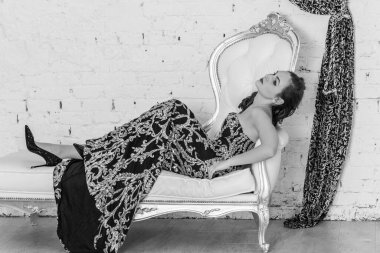 Akşam elbisesi konsepti, şık bir tarz. Gece elbiseli kadın. Hanımlar için kıyafetler, ilham.