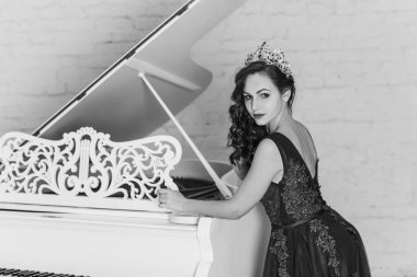 Akşam elbisesi konsepti, şık bir tarz. Gece elbiseli kadın. Hanımlar için kıyafetler, ilham.