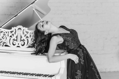 Akşam elbisesi konsepti, şık bir tarz. Gece elbiseli kadın. Hanımlar için kıyafetler, ilham.