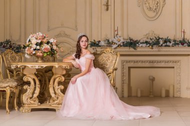 Akşam elbisesi konsepti, şık bir tarz. Gece elbiseli kadın. Hanımlar için kıyafetler, ilham.