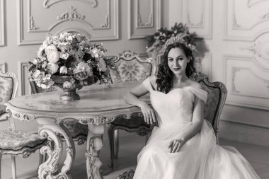 Akşam elbisesi konsepti, şık bir tarz. Gece elbiseli kadın. Hanımlar için kıyafetler, ilham.