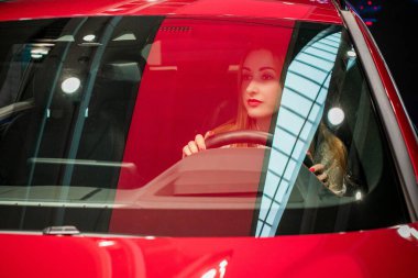 Hoş kadın araba şoförü portresi, otomobil ve park yerindeki kadın.