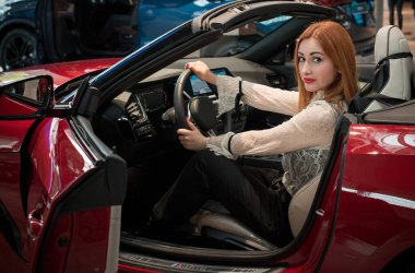 Hoş kadın araba şoförü portresi, otomobil ve park yerindeki kadın.