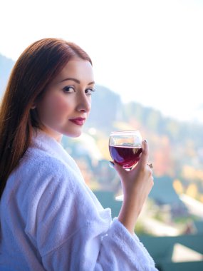 Dağlarda güzel ve uyumlu bir tatil sabahı. İzin gününün tadını çıkaran bir kız. Ruhu ve bedeni rahatlatmak için güzel manzaralar ve manzaralar. Sağlıklı bir yaşam tarzı