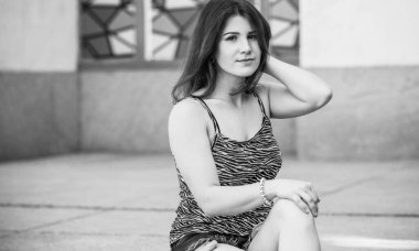 Genç modern kız şık tişörtler ve şortlar giyiyor. Sıradan moda kavramı