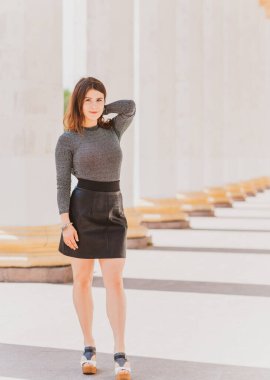 Lurex combidress ya da bodysuit giyen kadın, modaya uygun kıyafet kavramı.