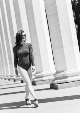 Lurex combidress ya da bodysuit giyen kadın, modaya uygun kıyafet kavramı.