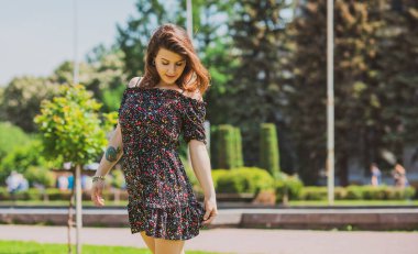 Rahat ol. Kadın şehir parkında dinleniyor, çekici kız hayatın tadını çıkarıyor.